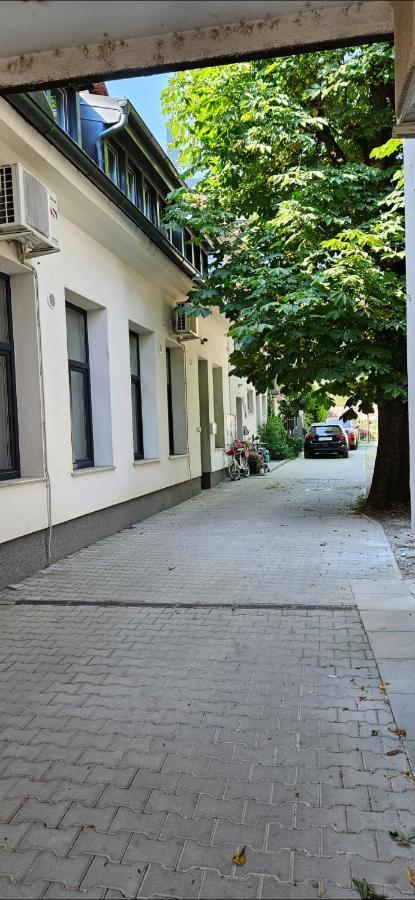 Khan Apartments Любляна Екстериор снимка