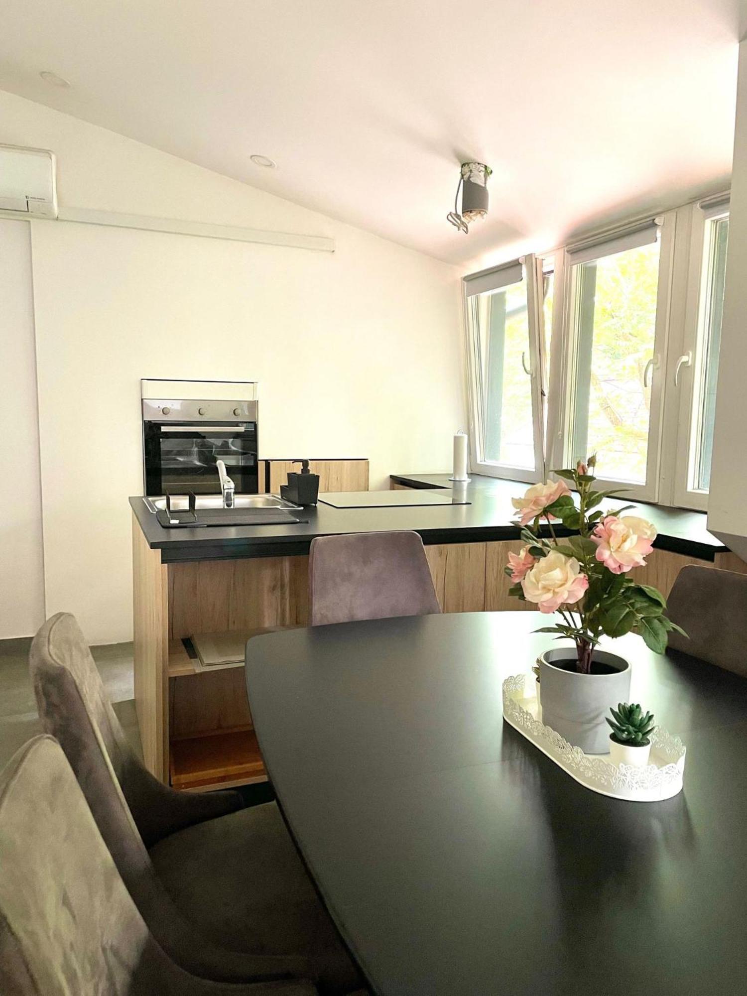 Khan Apartments Любляна Екстериор снимка