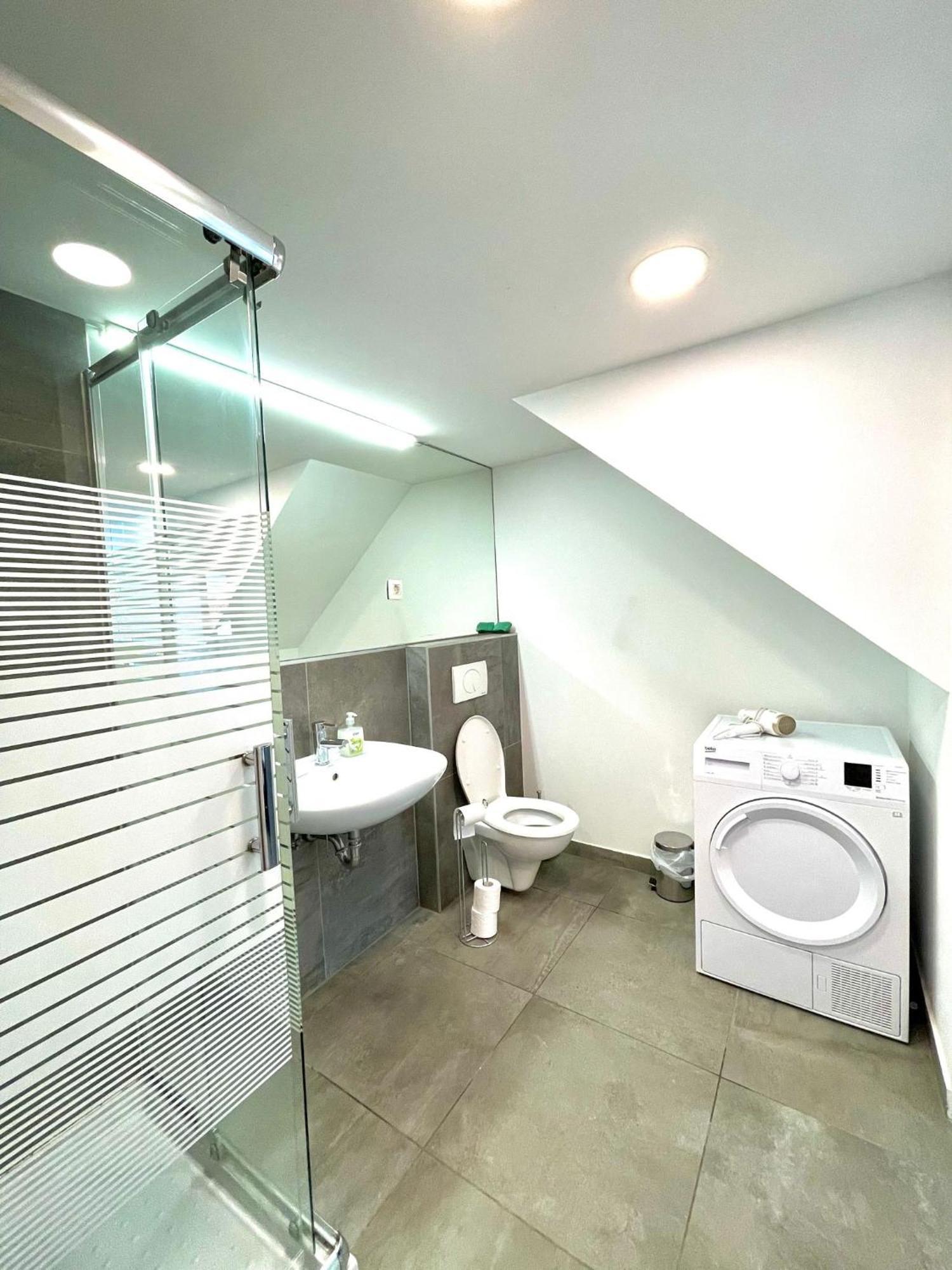 Khan Apartments Любляна Екстериор снимка